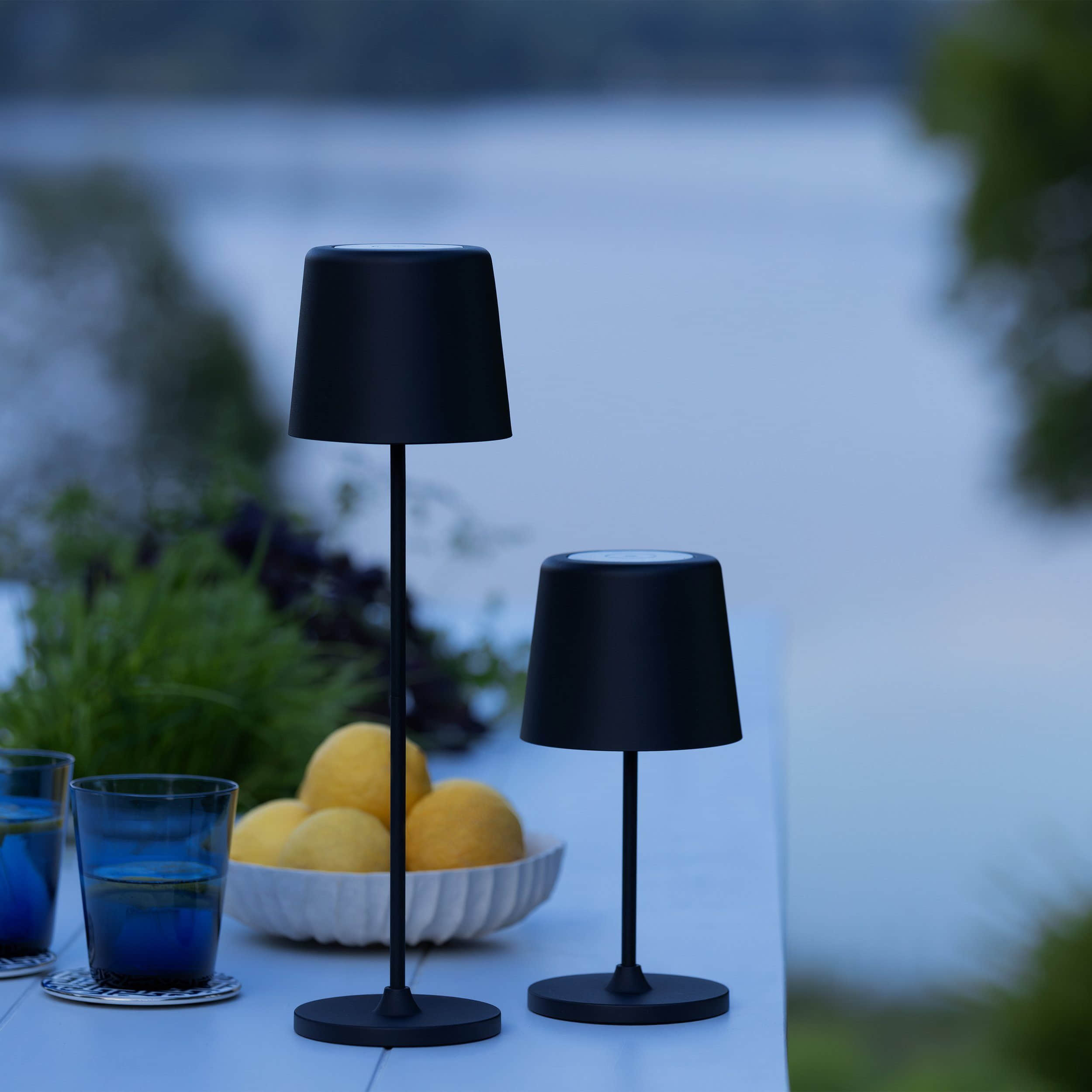 Lampen Brilliant Brilliant Kaami LED Außentischleuchte 37cm | 310 lm Touchdimmer + USB-Akku | IP44 wetterfest | Warmweiß 3000K | Innen/Außen schwarz matt