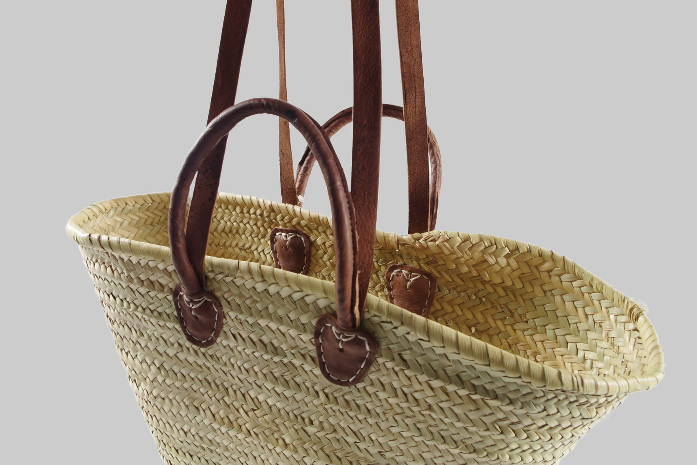 locker Exklusiver handgefertigter Boho-Strandkorb aus Palmblatt mit Ledergriffen - Stilvolle Strandtasche & Korbtasche | Natürliches Unikat Dekoration