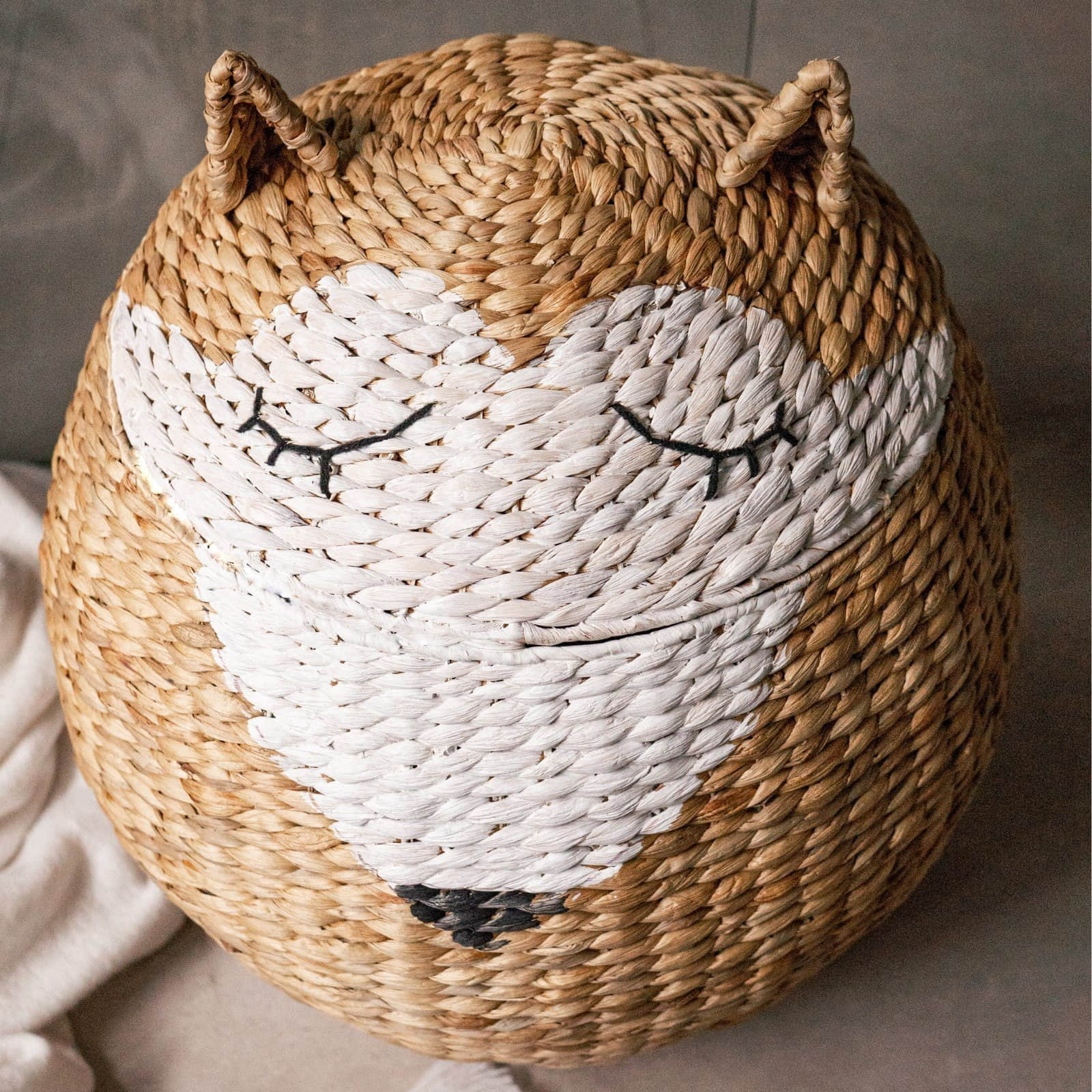 Aufbewahrung Kuzira Kuzira Aufbewahrungskorb 'Der Fuchsige' – Handgefertigter Wäschekorb & Spielzeugkorb aus Wasserhyazinthe (1-tlg, 40x30x25 cm) – Stylischer Ordnungskorb für Kinderzimmer & Wohnbereich
