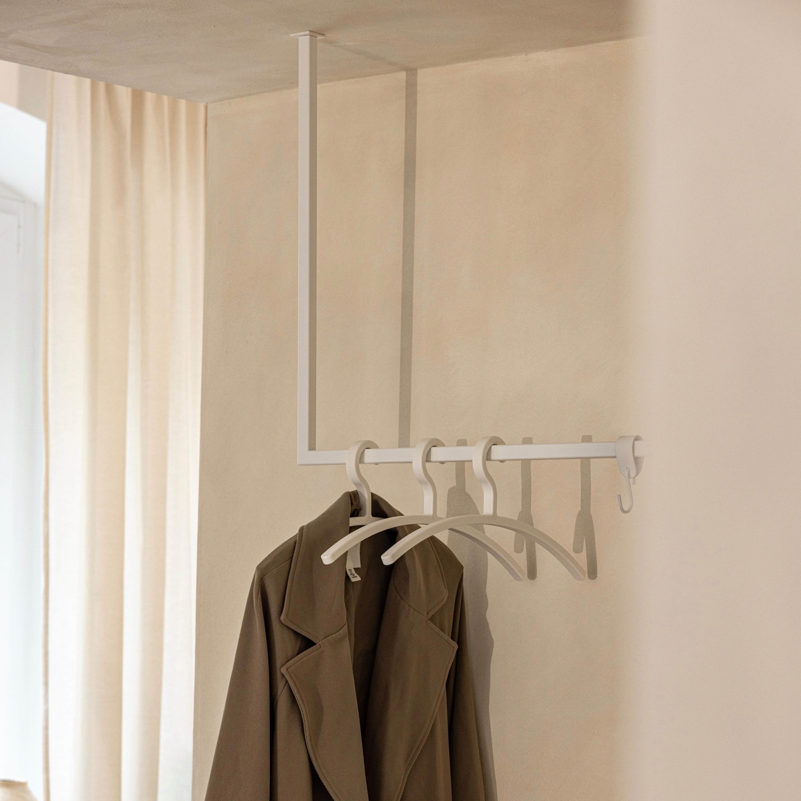 Metallbude RUBI Kleiderstange | Stabile Garderobenstange aus Metall (120cm, Schwarz) für Jacken & Kleidung | Minimalistisches Design Weiß Metallbude Garderobe & Flur