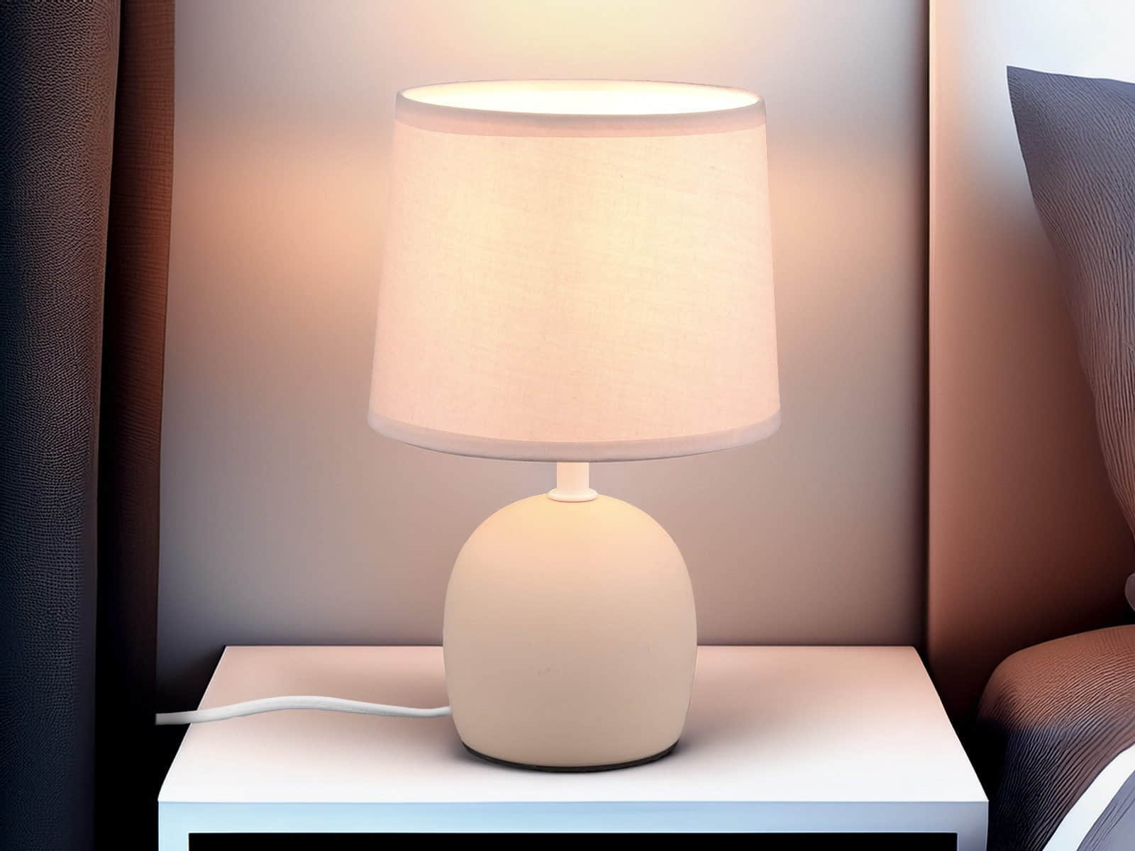 Reality Leuchten Lampen Reality Leuchten LED Nachttischlampe - Skandinavischer Landhausstil mit wechselbarem Warmweiß-LED & beigem Stoff-Lampenschirm (26cm) - Elegante Tischleuchte für Schlafzimmer & Wohnbereich Beige