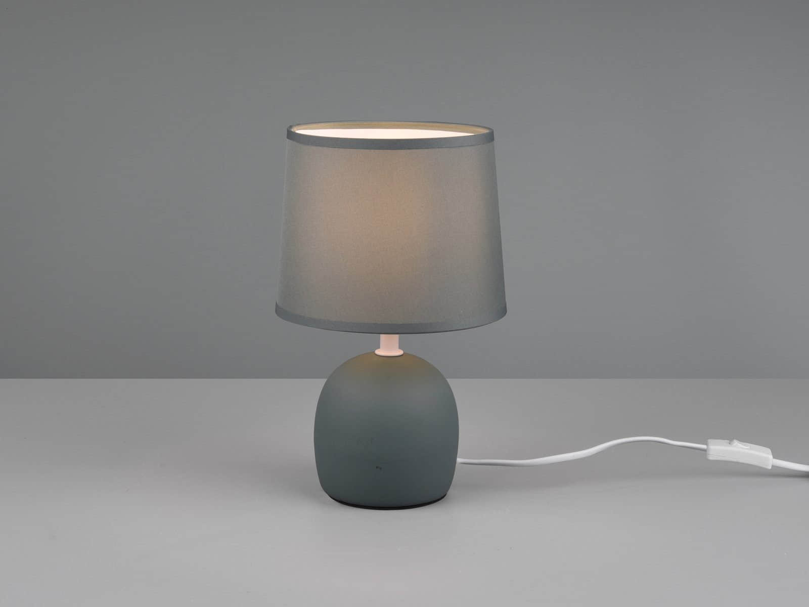 Reality Leuchten LED Nachttischlampe - Skandinavischer Landhausstil mit wechselbarem Warmweiß-LED & beigem Stoff-Lampenschirm (26cm) - Elegante Tischleuchte für Schlafzimmer & Wohnbereich Grau Blau Lampen Reality Leuchten