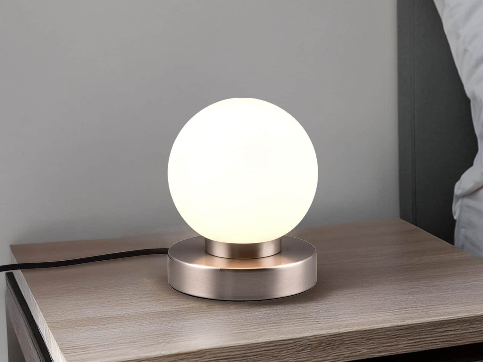 Reality Leuchten LED Nachttischlampe dimmbar - Elegante Bauhaus-Tischleuchte mit Touch-Funktion & weißer Glas-Kugel (Ø12cm), silberner Sockel, warmweißes Licht Silber Weiß Reality Leuchten Lampen