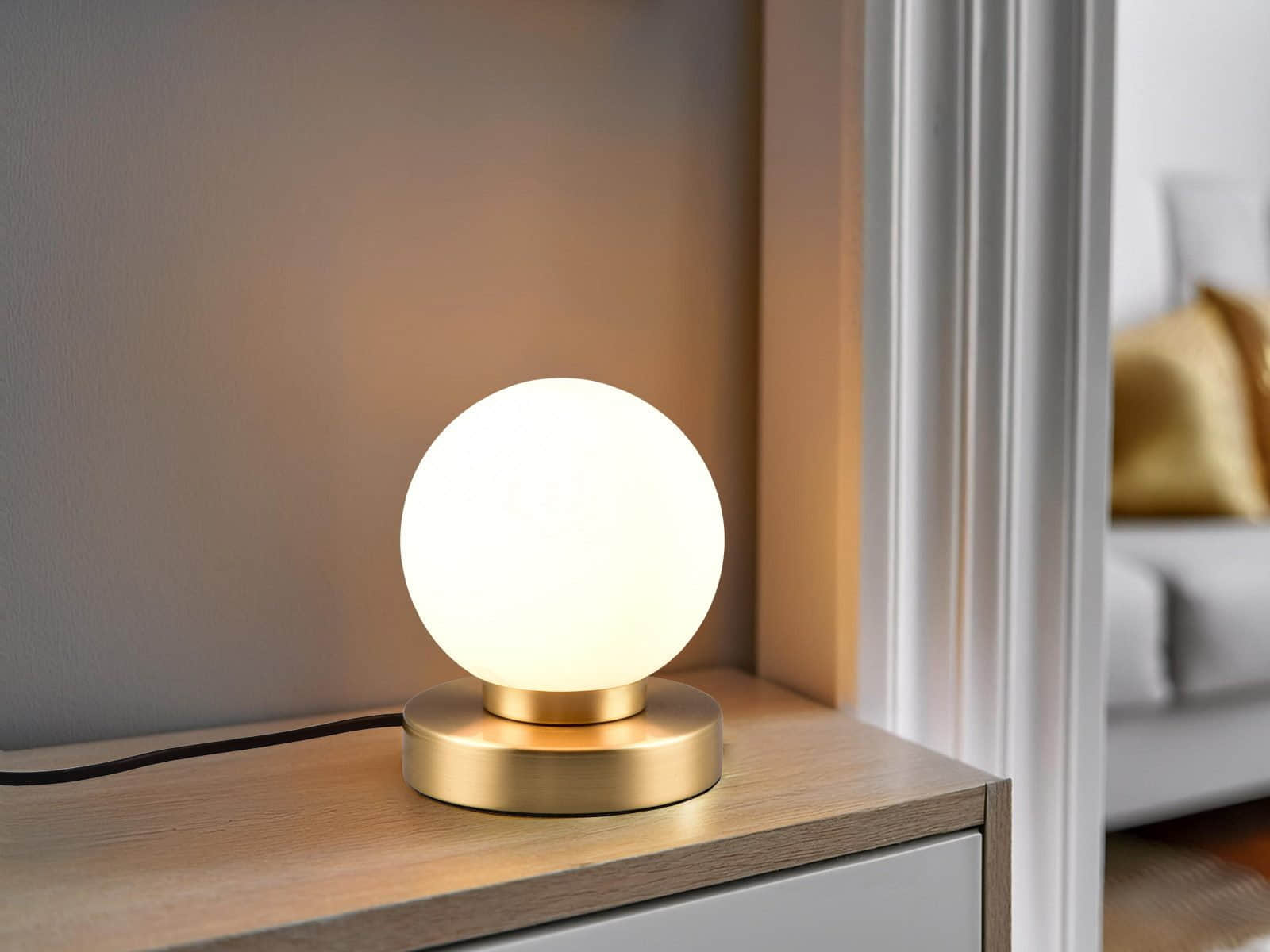 Reality Leuchten Lampen Reality Leuchten LED Nachttischlampe dimmbar - Elegante Bauhaus-Tischleuchte mit Touch-Funktion & weißer Glas-Kugel (Ø12cm), silberner Sockel, warmweißes Licht Messing We