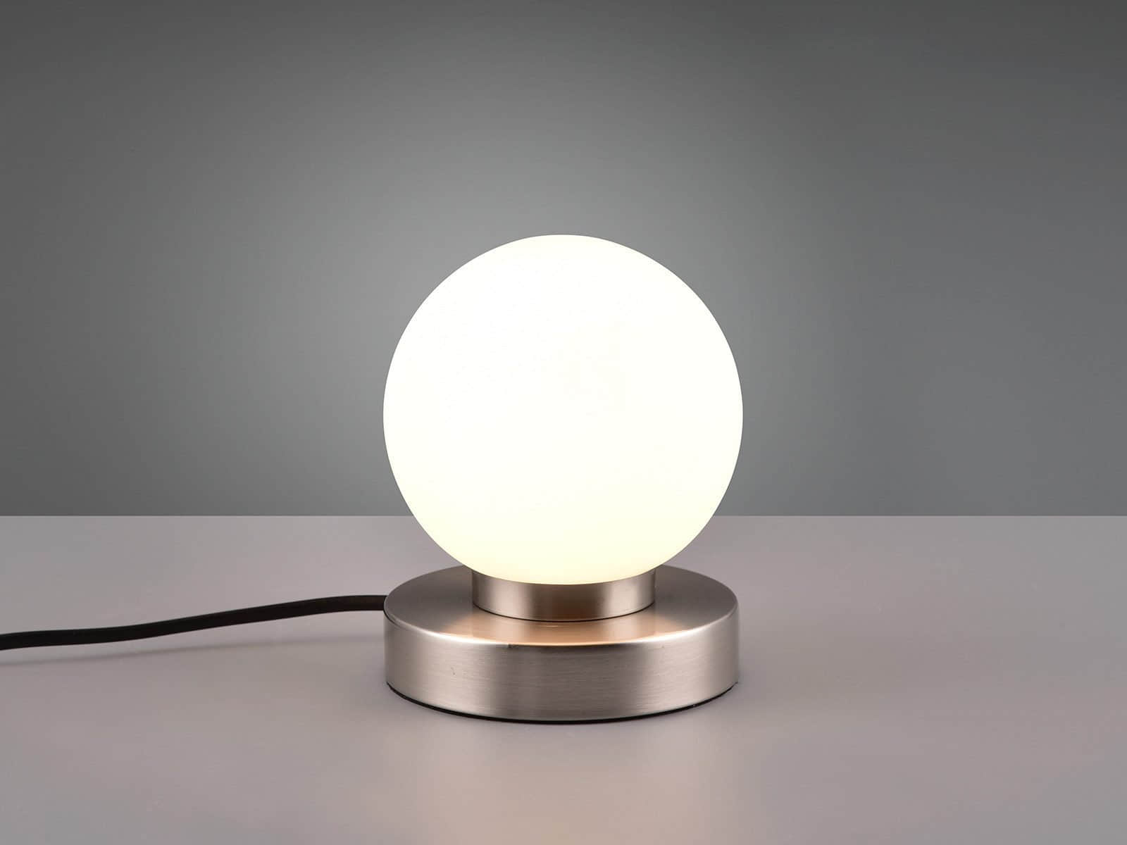 Reality Leuchten LED Nachttischlampe dimmbar - Elegante Bauhaus-Tischleuchte mit Touch-Funktion & weißer Glas-Kugel (Ø12cm), silberner Sockel, warmweißes Licht Silber Weiß Reality Leuchten Lampen