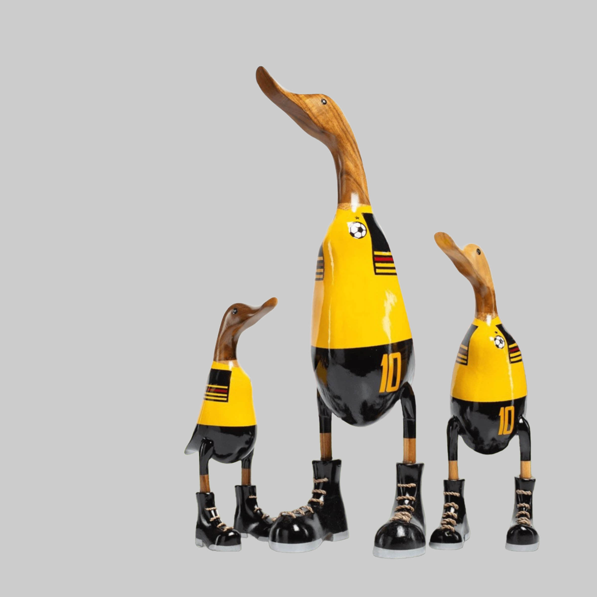 Rikmani Handgeschnitzte Holzente mit Stiefeln - Premium Dekofigur aus 3 Holzarten (Teak, Bambus, Mahagoni) - Exklusives Unikat für Wohnzimmer & Geschenk fußball_ge Rikmani Dekoration