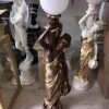 Schatzkiste1 Griechische Antik-Stehlampe | 170 cm Handbemalte Frauenfigur Barockstil | Kunstharz-Dekofigur mit E27-Fassung Bordo Dekoration Schatzkiste1