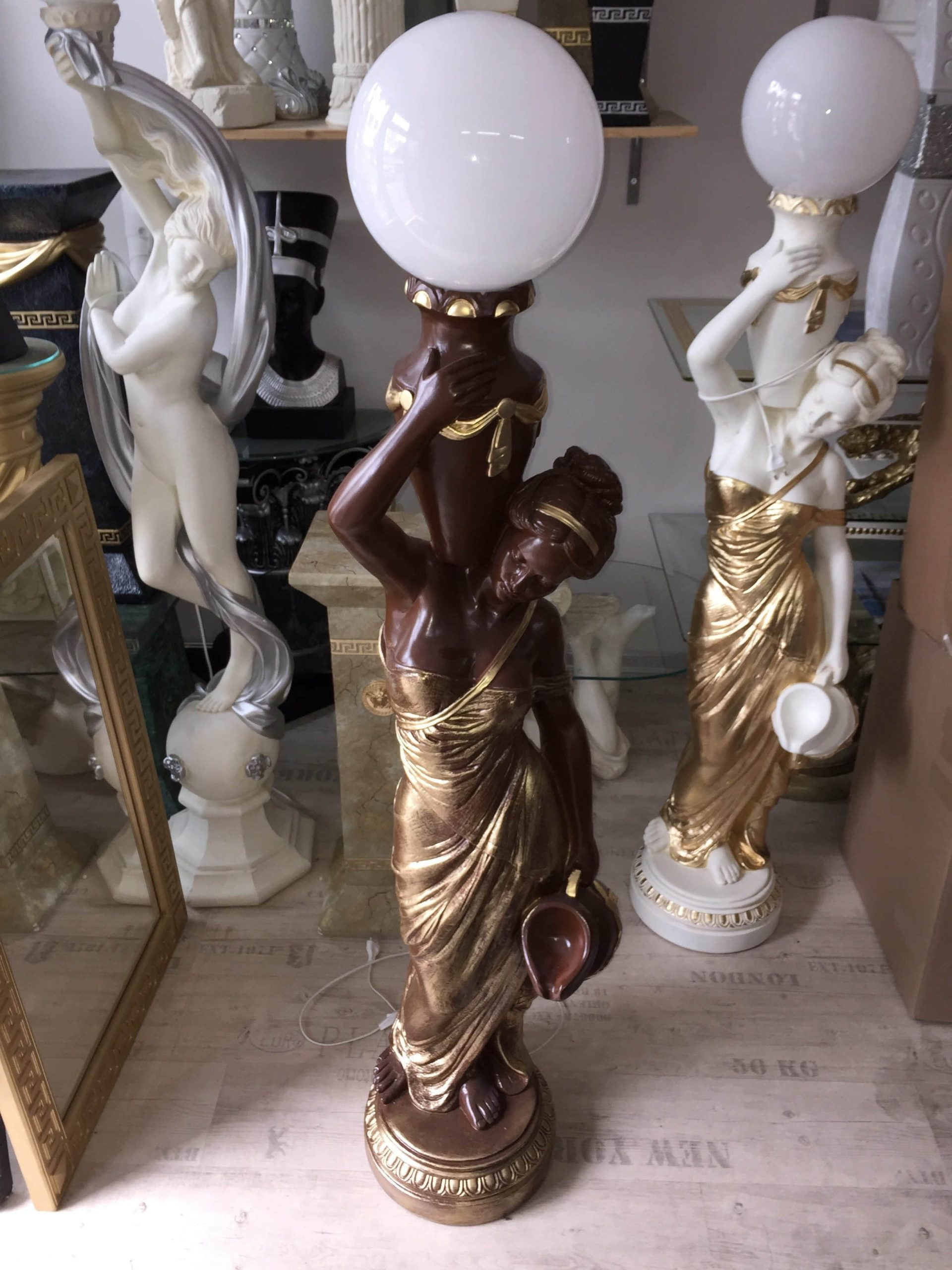 Schatzkiste1 Griechische Antik-Stehlampe | 170 cm Handbemalte Frauenfigur Barockstil | Kunstharz-Dekofigur mit E27-Fassung Bordo Dekoration Schatzkiste1