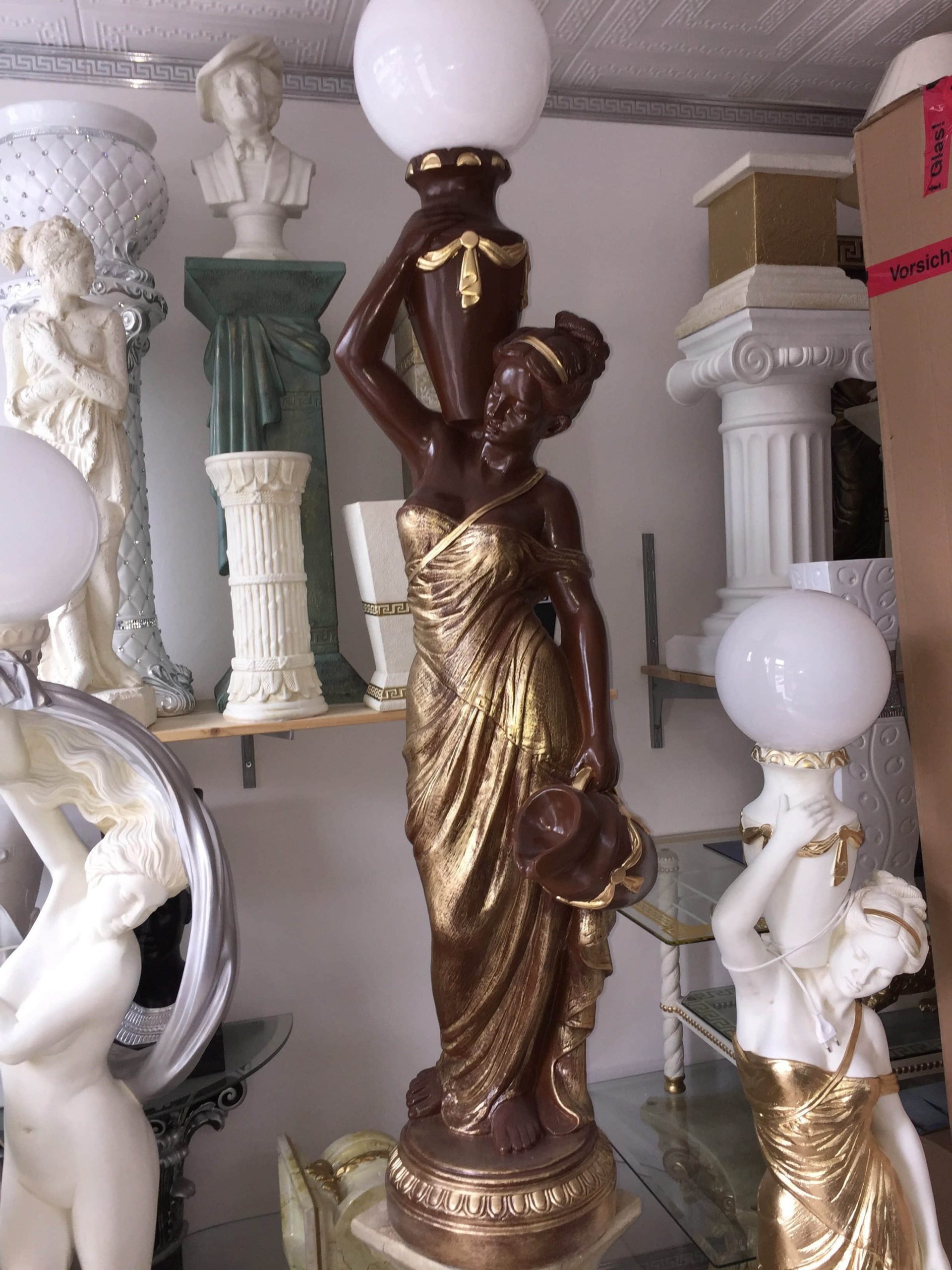 Schatzkiste1 Griechische Antik-Stehlampe | 170 cm Handbemalte Frauenfigur Barockstil | Kunstharz-Dekofigur mit E27-Fassung Bordo Dekoration Schatzkiste1