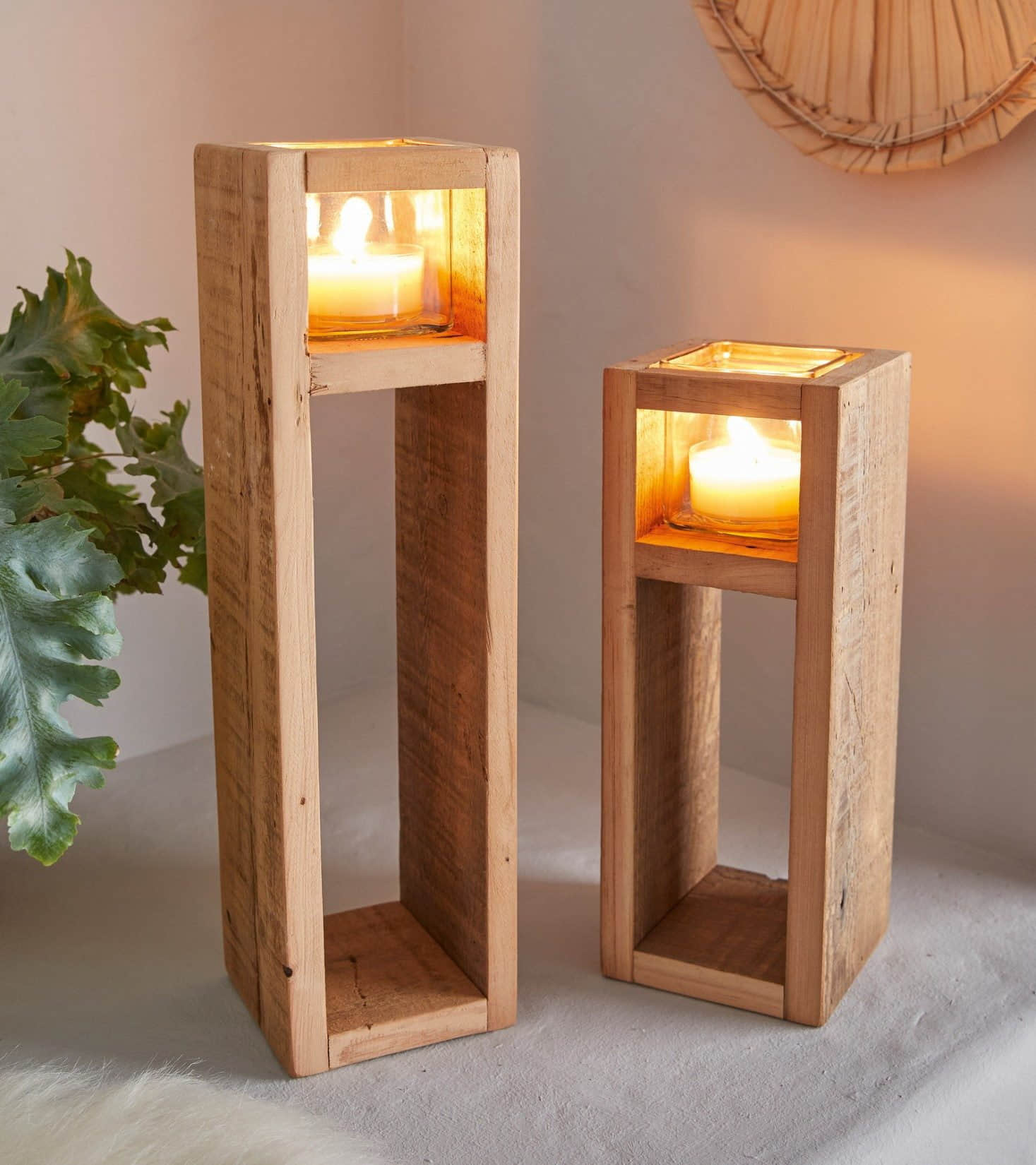Dekoration Dekoleidenschaft Windlichtsäulen-Set 'Wood' aus recyceltem Holz mit Glas-Einsatz (30cm + 40cm) | Rustikale Kerzenständer | Nachhaltige Deko-Säulen für Terrasse & Wohnzimmer | Inkl. 2 Glas-Windlichtern