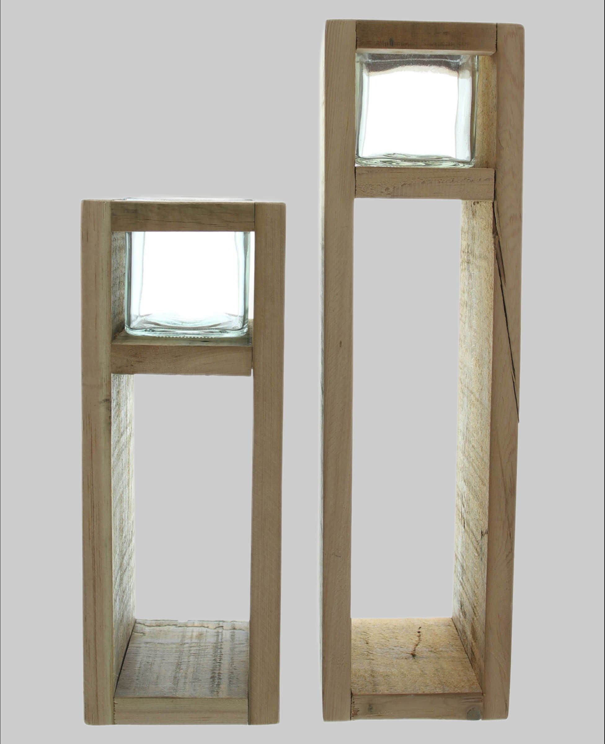Dekoration Dekoleidenschaft Windlichtsäulen-Set 'Wood' aus recyceltem Holz mit Glas-Einsatz (30cm + 40cm) | Rustikale Kerzenständer | Nachhaltige Deko-Säulen für Terrasse & Wohnzimmer | Inkl. 2 Glas-Windlichtern