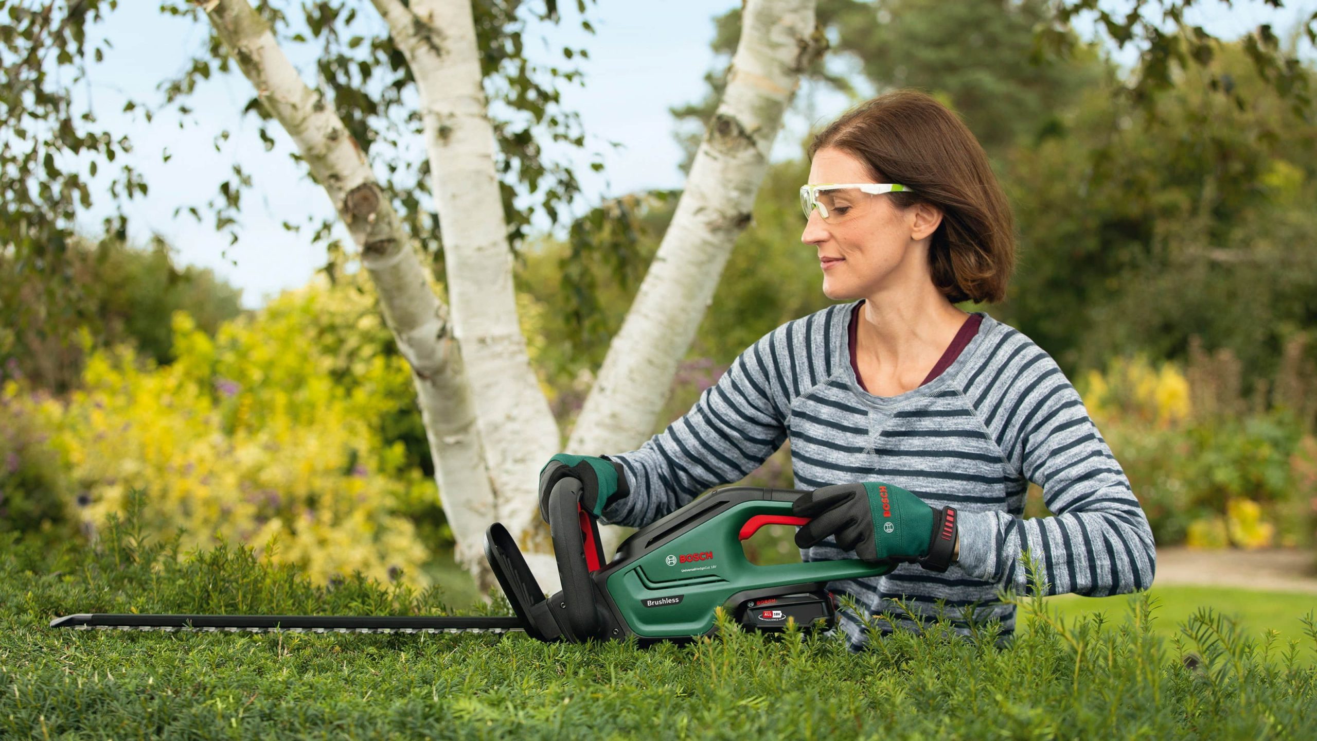 Bosch Home \u0026 Garden Bosch UniversalHedgeCut 18V-50 Cordless Hedge Trimmer | 50cm Blade | 18V 2.5Ah Battery & Charger Included | POWER FOR ALL Compatible Garten & Balkon