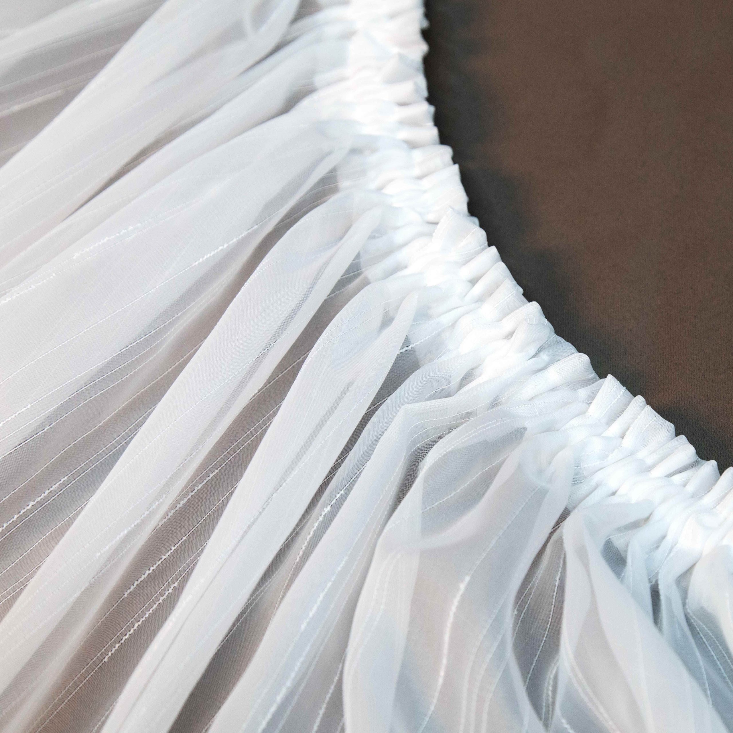 DecoHome24 Gardine Voile Streifen Weiß – Maßgefertigte halbtransparente Voile-Gardine mit Kräuselband (1 Stück) | Elegante Fensterdekoration DecoHome24 Gardinen
