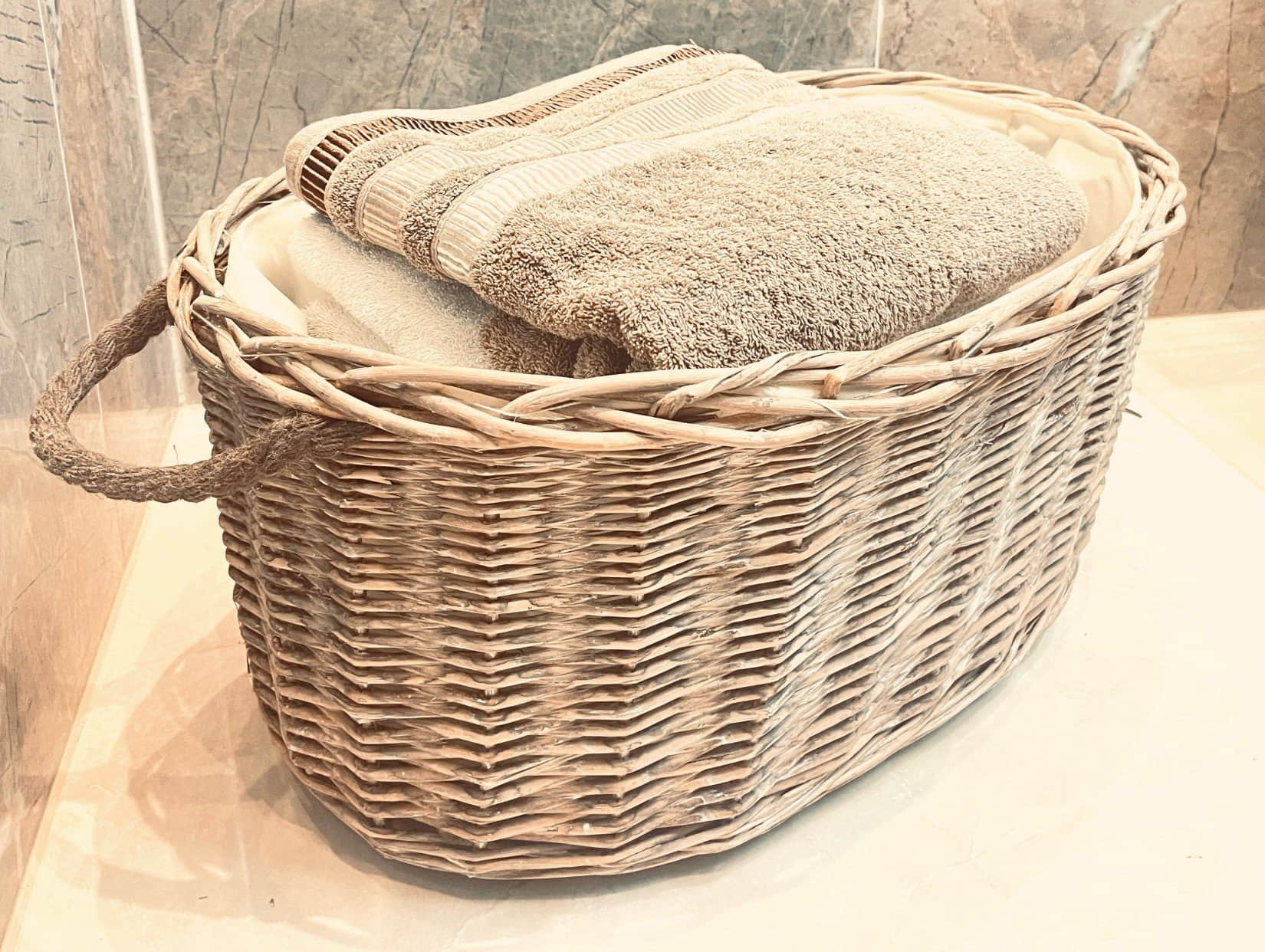 Dekoleidenschaft Bad & Sanitär Dekoleidenschaft Handwoven Gray Willow Laundry Basket - 60x40 cm Storage Organizer with Fabric Lining & Carry Handles - Shabby Chic Wäschekorb
