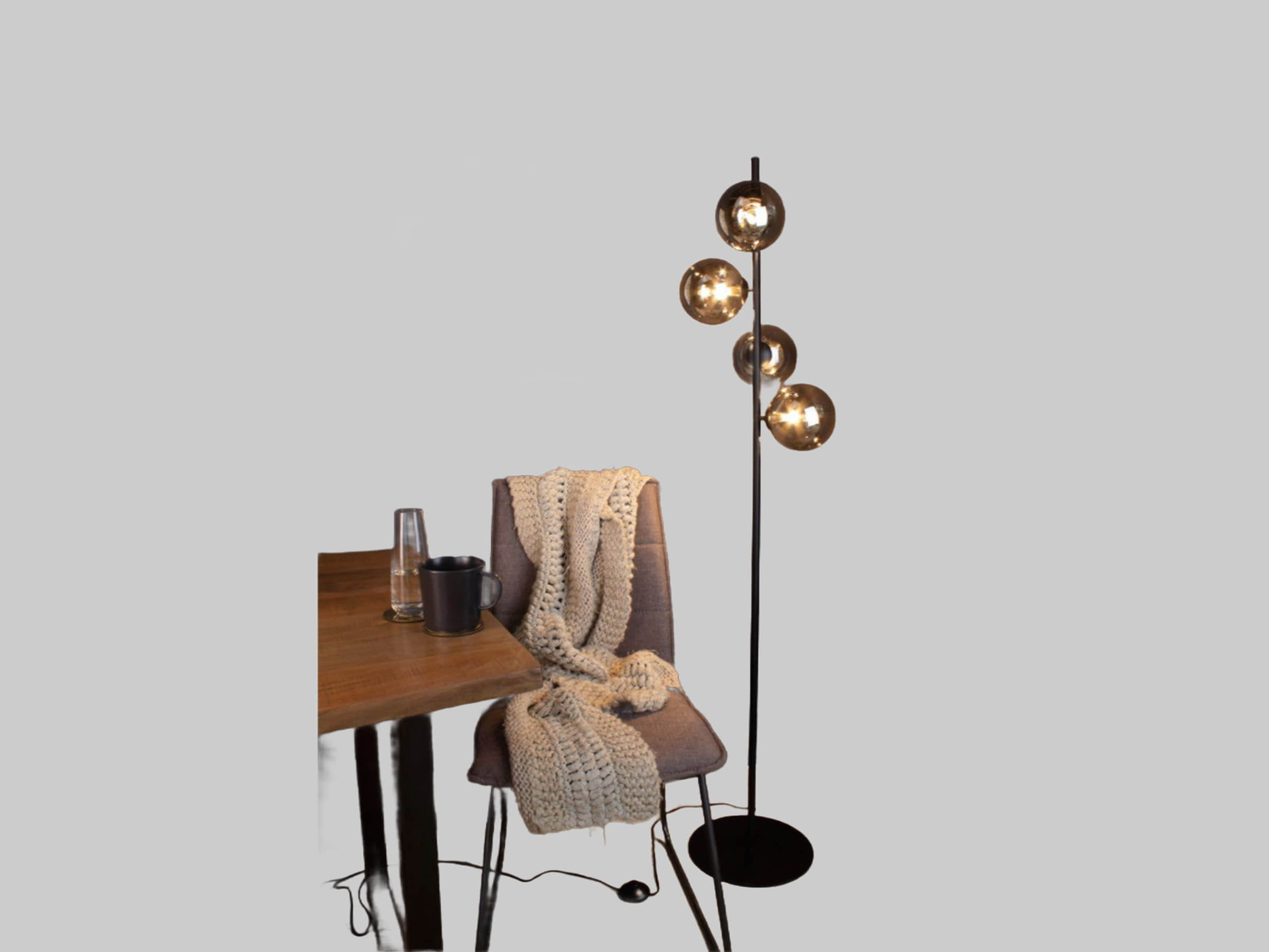 ECO-LIGHT Bauhaus LED Stehlampe mit Dimmfunktion | 4 Goldene Glas-Kugeln | Warmweiß 2700K | Höhenverstellbar 150-180cm | Modernes Design Schwarz-Ra ECO-LIGHT Lampen