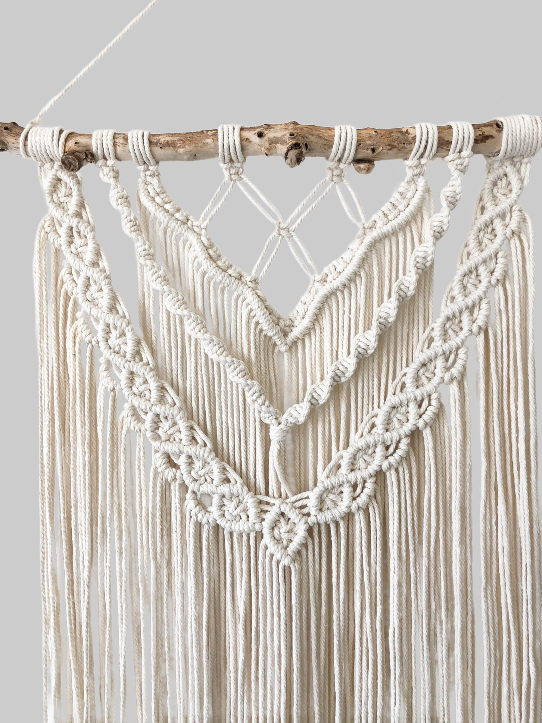 Exklusiver Makramee-Wandbehang aus Baumwolle | Handgefertigte Boho-Wanddekoration mit Holzstange | Naturfarbener Wandteppich 47x75 cm Dekoration lagom the studio
