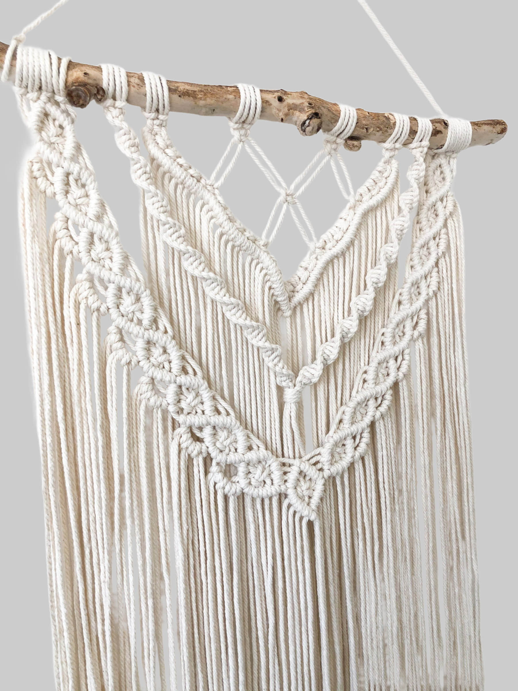 Exklusiver Makramee-Wandbehang aus Baumwolle | Handgefertigte Boho-Wanddekoration mit Holzstange | Naturfarbener Wandteppich 47x75 cm Dekoration lagom the studio