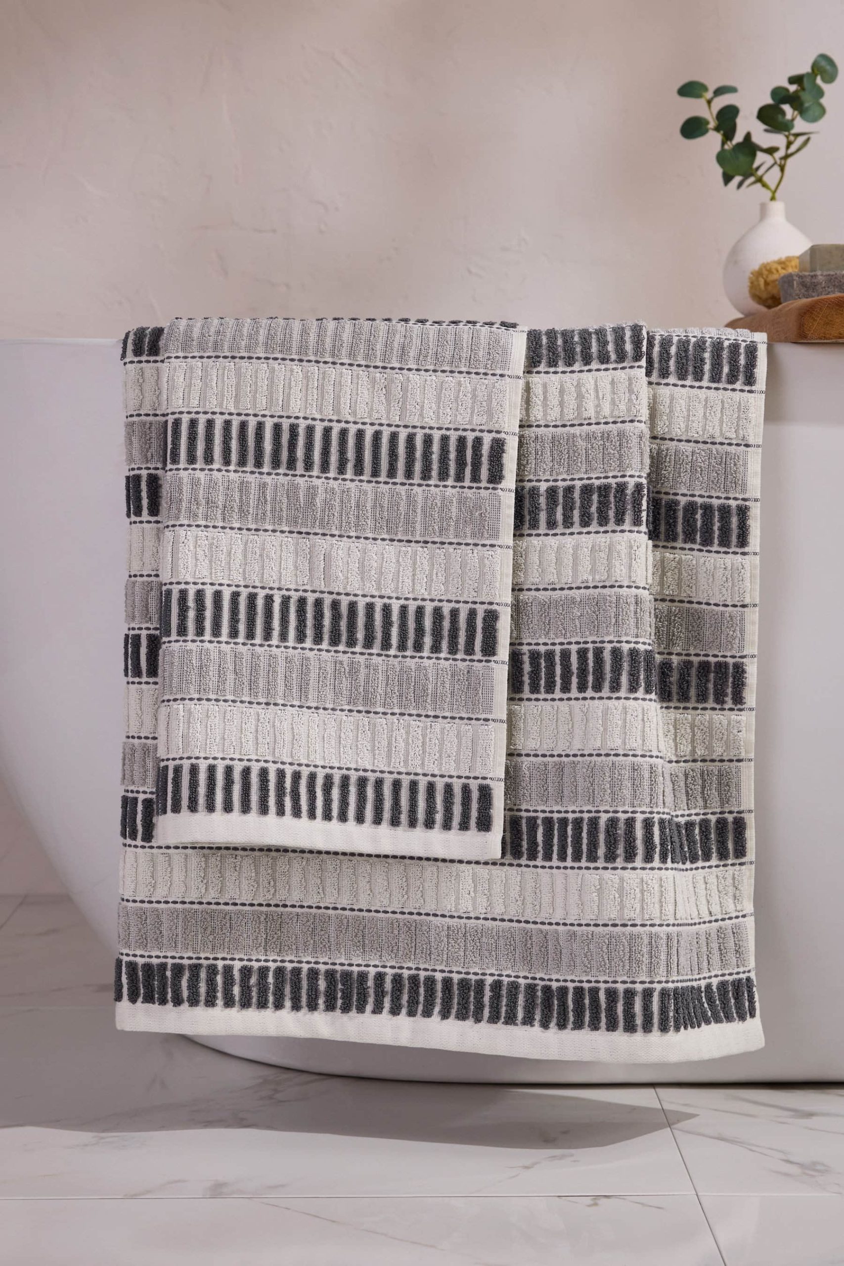 Handtücher Next Next Premium Egyptian Cotton Bath Towel - 600 GSM Ultra Soft Handtuch (1-Piece) | Luxury Spa Quality | OEKO-TEX Certified Grey Stripe