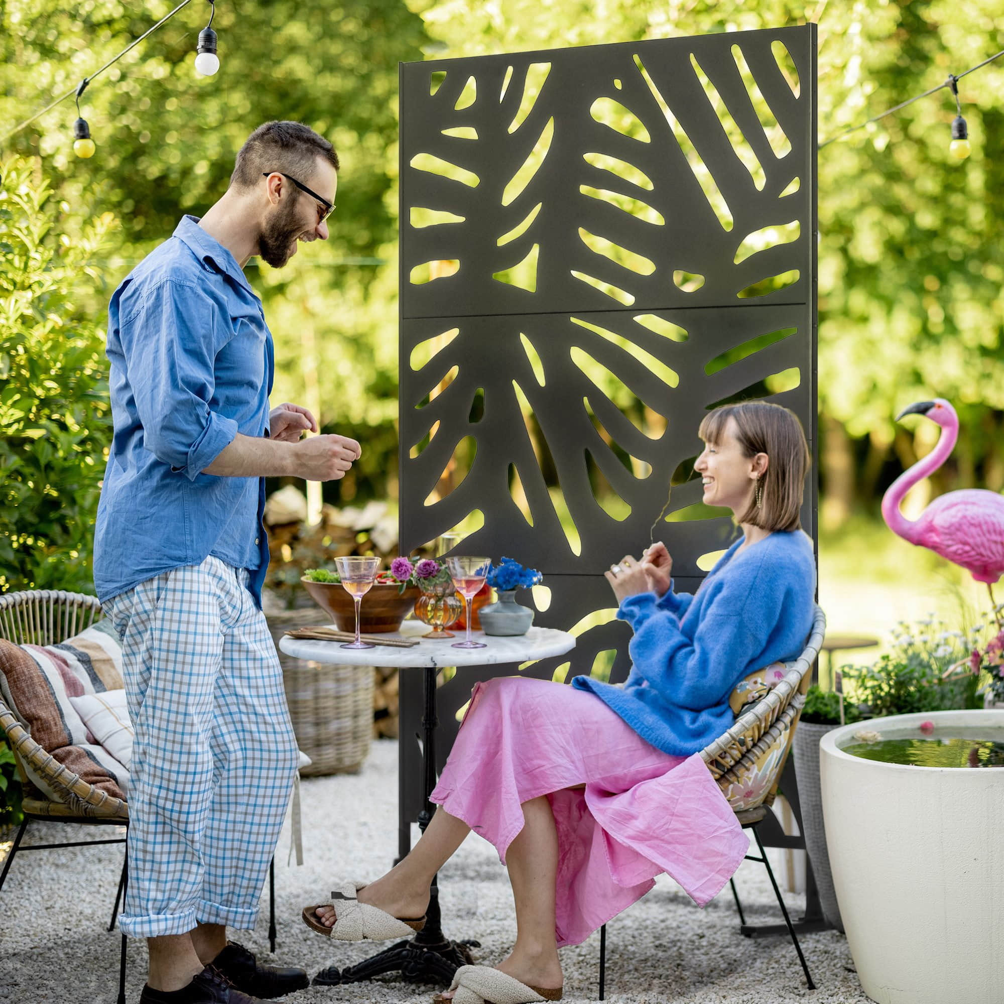 Outsunny Schlafzimmer Outsunny 122x198cm Steel Garden Privacy Screen with Stand - Leaf Pattern Balcony Divider for Patio, Terrace & Outdoor Spaces (Black)