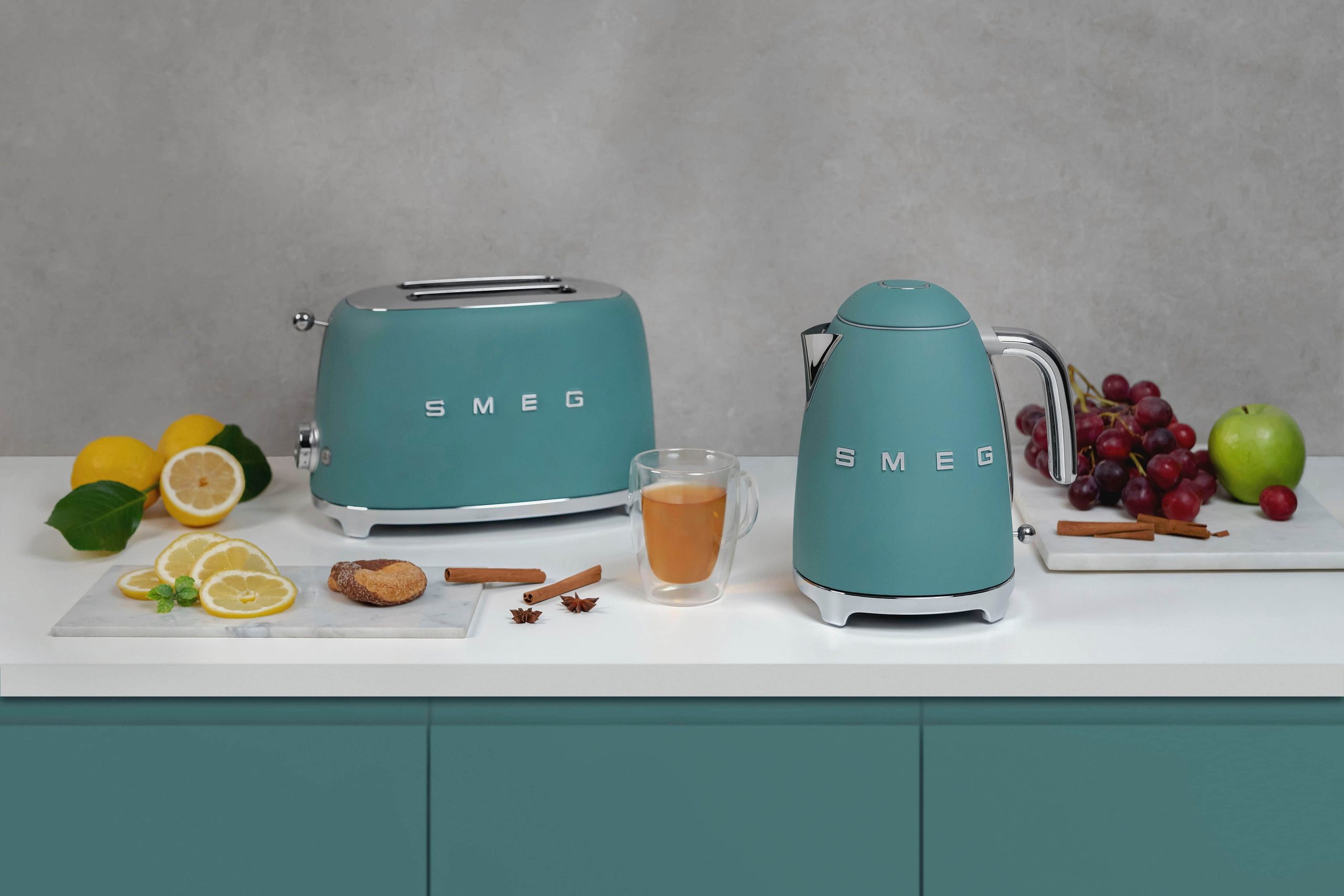 SMEG KLF03PKEU Retro Style Electric Kettle - 1.7L Capacity, 2400W Power, 7 Temperature Settings, Stainless Steel (Cadillac Pink) Emerald Gr Küchenkleingeräte Smeg