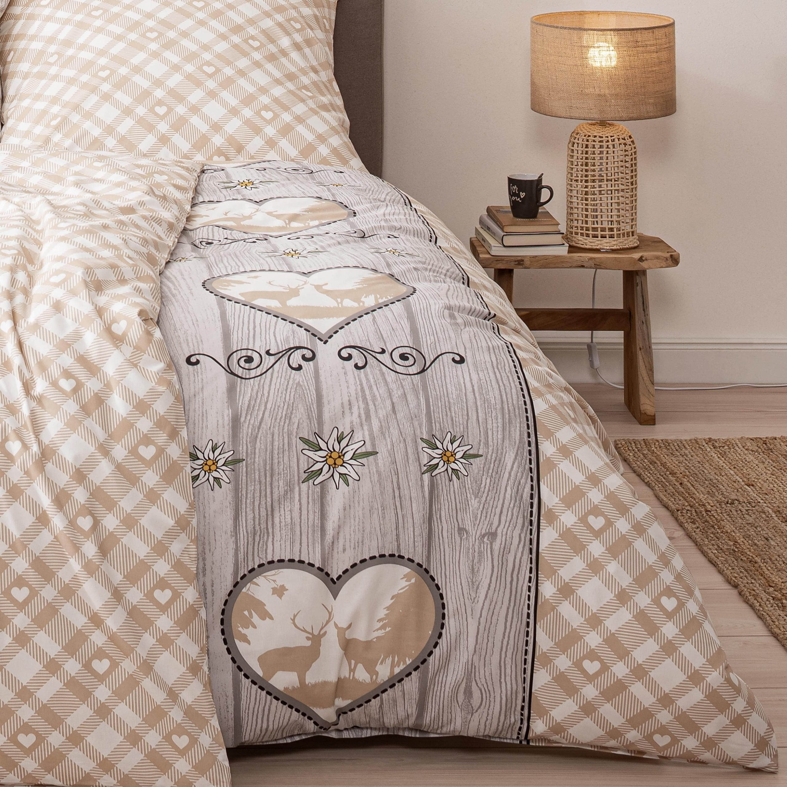 MTOnlinehandel TRAUMHELDEN Vintage Landhaus Bettwäsche-Set | 100% Baumwolle Renforcé | Karo-Design mit Hirsch & Holzoptik | 2-teilig (135x200 + 80x80 cm) Bettwäsche