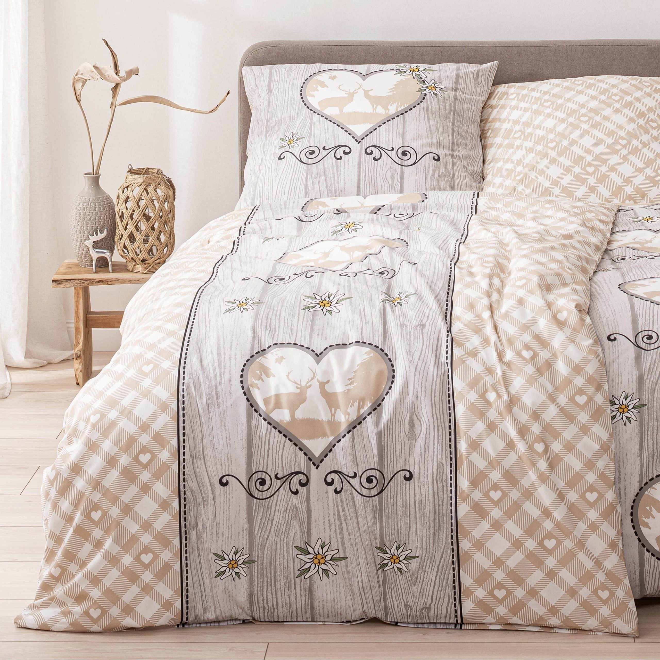 MTOnlinehandel TRAUMHELDEN Vintage Landhaus Bettwäsche-Set | 100% Baumwolle Renforcé | Karo-Design mit Hirsch & Holzoptik | 2-teilig (135x200 + 80x80 cm) Bettwäsche