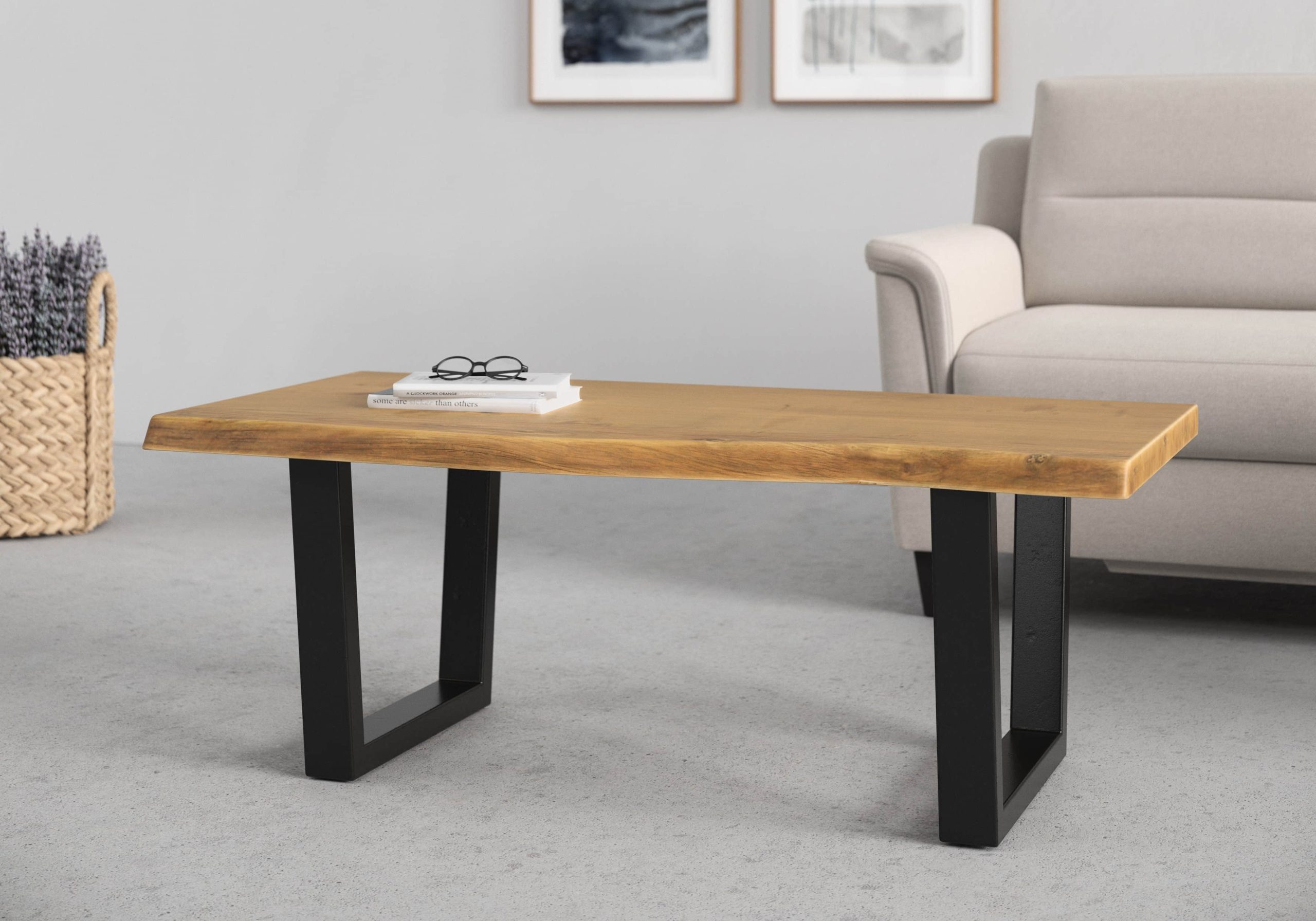 Tische byLIVING byLIVING Couchtisch 'Judy' - Massivholz Akazie mit Baumkante, 120 cm Breite, schwarzes Metallgestell - Exklusives Design